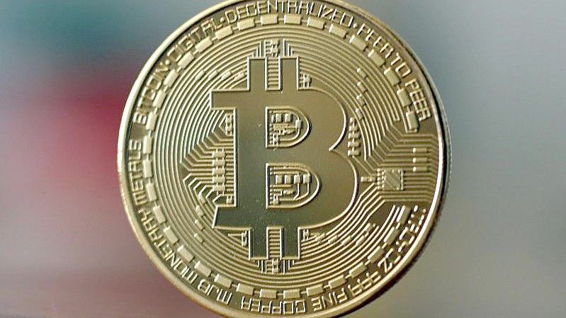 Bitcoin wird im EU-Parlament von einigen Fraktionen kritisch gesehen. Foto: Ina Fassbender/dpa