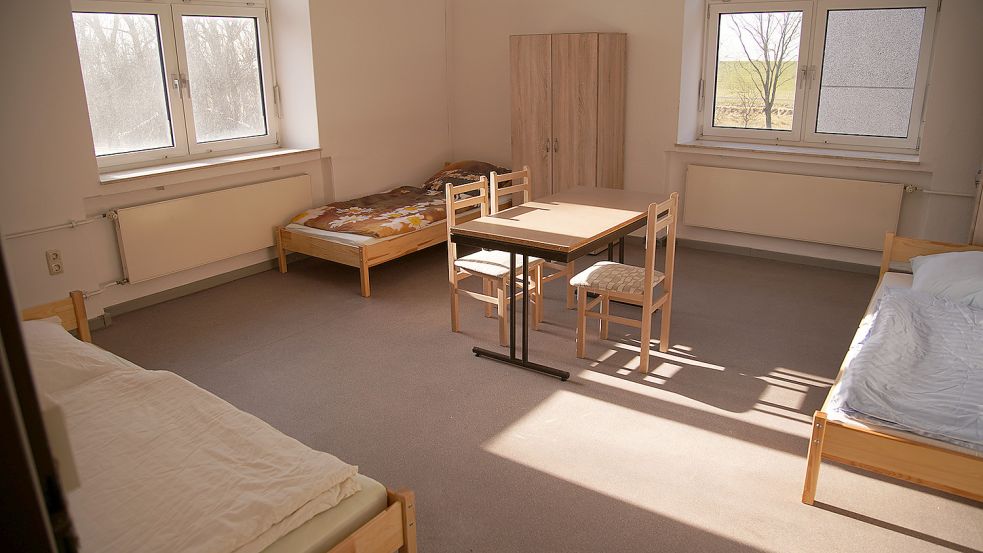 In Zimmern wie diesen sollen die Flüchtlinge aus der Ukraine in der ehemaligen Küstenfunkstelle Utlandshörn unterkommen. Foto: Landkreis Aurich