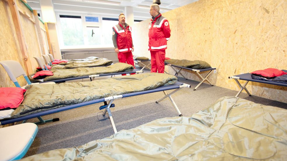 Im Jahr 2015 standen in Utlandshörn noch Feldbetten dicht an dicht. Nun rechnet der Landkreis vor allem mit Frauen und Kindern. Sie sollen in familiengerechten Räumen untergebracht werden. Foto: Romuald Banik