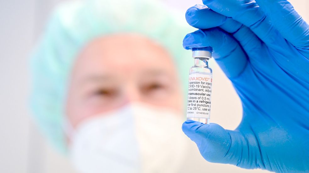 Der Impfstoff Nuvaxovid des US-Herstellers Novavax, hier im Klinikum Stuttgart, wird nun auch im Kreis Aurich angeboten. Foto: DPA