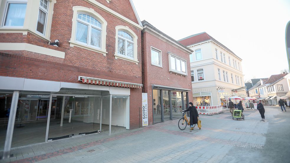 Zwei Ladenlokale in direkter Nachbarschaft stehen schon seit längerem leer. Foto: Romuald Banik