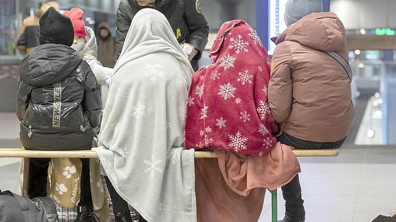 In Decken gehüllt sitzen diese Kinder aus dem ukrainischen Kriegsgebiet im Berliner Hauptbahnhof. Foto: Paul Zinken/dpa