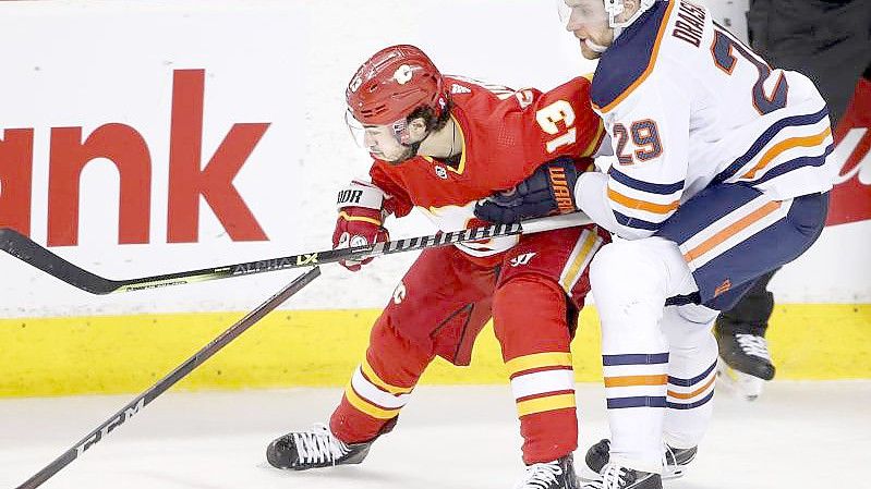 Leon Draisaitl (r) und seine Edmonton Oilers kassierten bei den Calgary Flames eine Niederlage. Foto: Larry Macdougal/The Canadian Press via AP/dpa