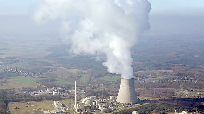 Als letzter Meiler abgeschaltet wird unter anderem spätestens am 31. Dezember das Kraftwerk Emsland. Foto: Friso Gentsch/dpa