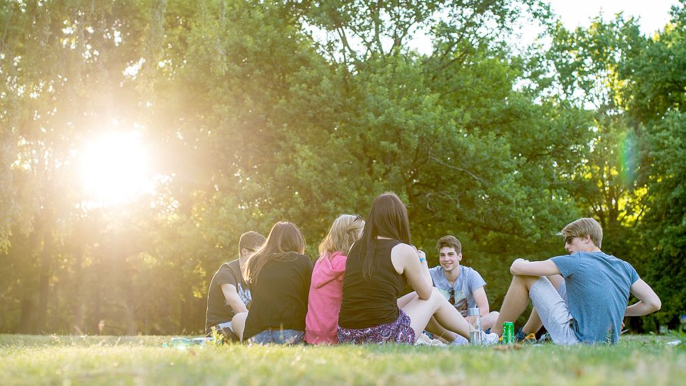 Teenager brauchen Treffpunkte. In der Gemeinde Ihlow wird deshalb über einen neuen Jugendplatz diskutiert. Foto: DPA