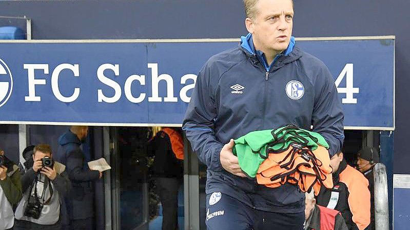 Mike Büskens soll die ambitionierten Schalker zum Aufstieg führen. Foto: Ina Fassbender/dpa