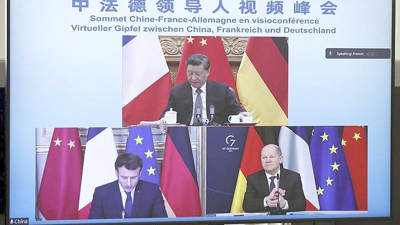 Emmanuel Macron (unten,l.), Olaf Scholz (unten,r.) und Xi Jinping während der Videokonferenz. Foto: Benoit Tessier/Reuters/AP/dpa
