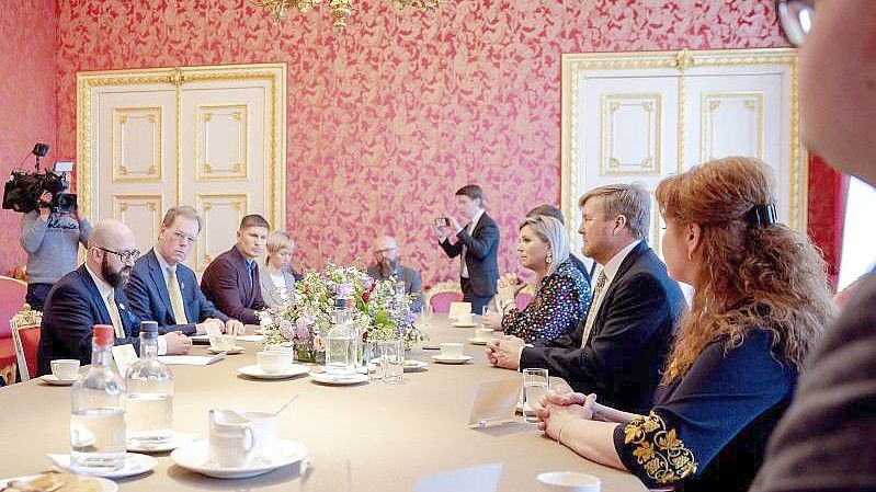 Der niederländische König Willem-Alexander (3.v.r) und Königin Maxima (4.v.r) unterhalten sich mit Ukrainern. Foto: Robin Van Lonkhuijsen/Pool ANP/AP/dpa
