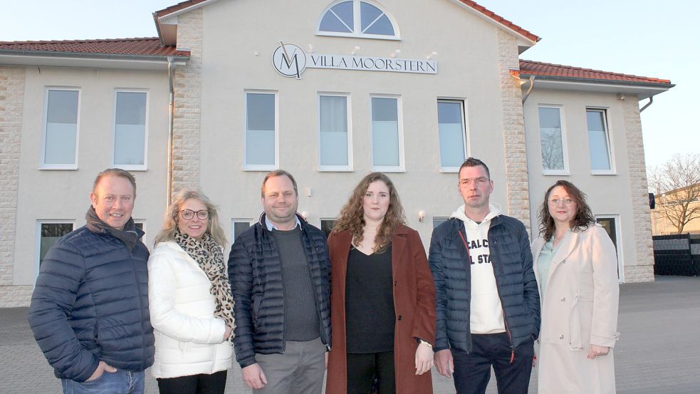Mike (von links) und Edith Janßen, Frank Tholen und Rena Wichmann sowie Helmut und Katharina Pflüger haben vor zwei Jahren beim Grillen beschlossen, eins der Appartementhäuser zu kaufen und endlich in Gang zu bringen. Foto: Karin Böhmer