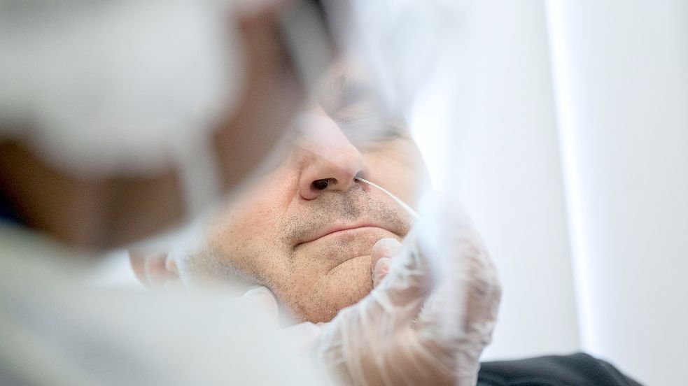Für einen Coronatest wird ein Nasenabstrich gemacht. Foto: DPA