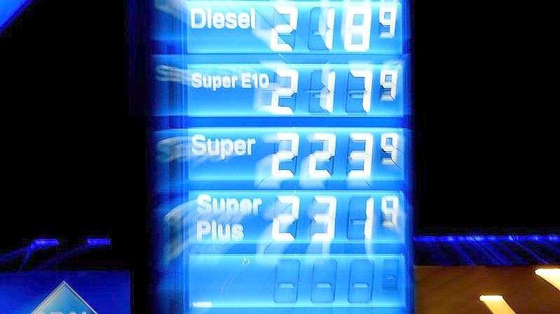 Die Preise für Diesel und Benzin an einer Tankstelle in München. Foto: Tobias Hase/dpa