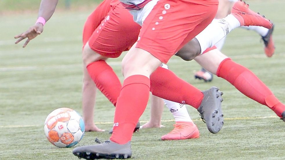 Nach einem Foulspiel eskalierte die Situation im A-Juniorenspiel zwischen der SpVg Aurich und der JSG TuS RW Emden/Kickers Emden II. Symbolfoto: Bernd Wolfenberg