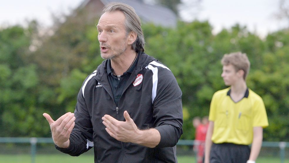 SpVg-Fußballtrainer Wilfrid Böhling ist voll und ganz mit seiner Mannschaft auf die Abstiegsrunde der Bezirksliga fokussiert. Ob er auch in der kommenden Saison die Rot-weißen trainieren wird, ist noch offen. Die Gespräche stehen noch aus. Foto: Bernd Wolfenberg