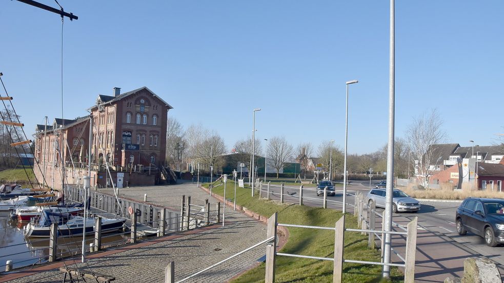 Hier, am Kreisverkehr nahe dem alten Zollamt am Norder Hafen, sollen die beiden Männer ihr Opfer überfallen und ausgeraubt haben. Foto: Thomas Dirks