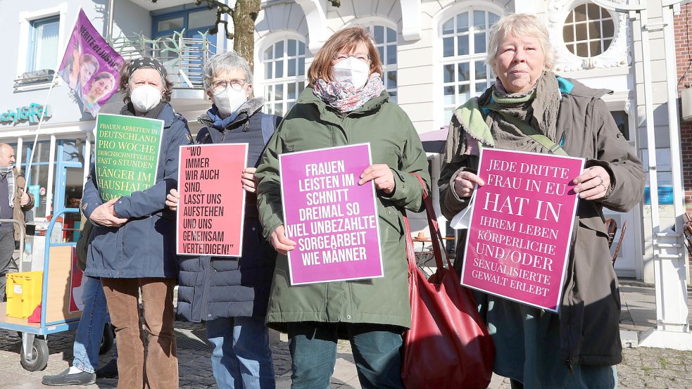 Frauen machten mit Plakaten auf die Probleme aufmerksam. Foto: Romuald Banik