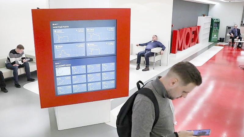 Auch am Mittwoch bleibt die Börse in Moskau geschlossen. Foto: Pavel Golovkin/AP/dpa
