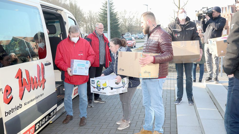 Am vergangenen Mittwoch startete der erste Hilfskonvoi aus Ihlow an die Grenze des Kriegsgebietes. Foto: Romuald Banik
