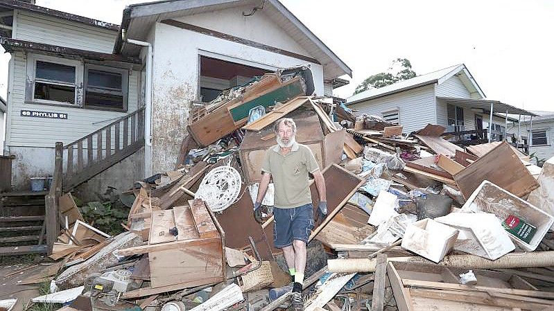 Ein Mann vor den Trümmern seines Hauses in Lismore. Foto: Jason O’brien/AAP/dpa