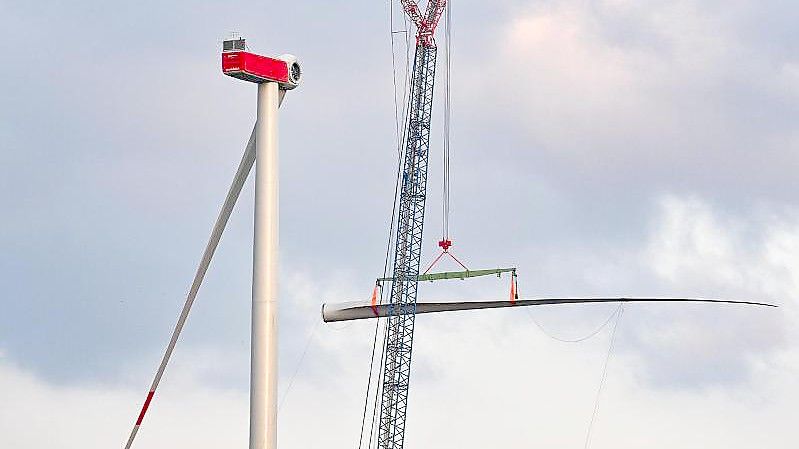 In Brandenburg wird eine neue Windenergieanlage der Firma Nordex errichtet. Foto: Patrick Pleul/dpa-Zentralbild/dpa