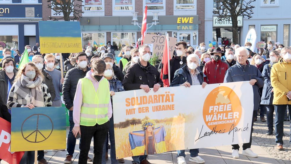 Am vergangenen Sonnabend demonstrierten auf dem Auricher Marktplatz auch Abgeordnete der Freien Wähler im Kreistag für die Ukraine. Foto: Heino Hermanns
