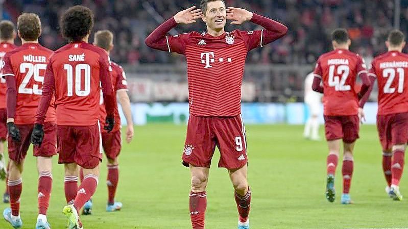 Bayern-Starstürmer Robert Lewandowski bejubelt sein Tor zum 3:0. Foto: Sven Hoppe/dpa