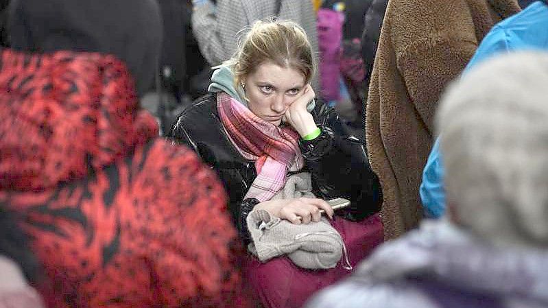 Warten auf die Weiterfahrt: Eine geflüchtete Ukrainerin am Bahnhof im polnischen Przemysl. Foto: Daniel Cole/AP/dpa