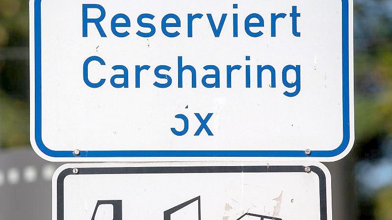 Parkplätze für Autos von Carsharing-Anbietern in Leipzig. Foto: Hendrik Schmidt/dpa-Zentralbild/dpa