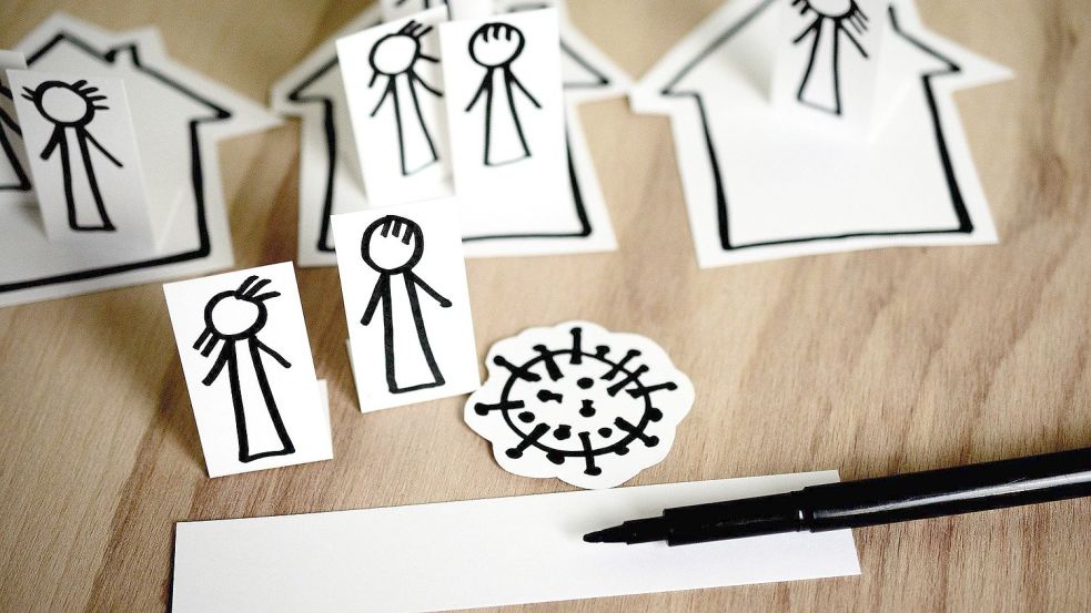 Auf Papier sind Figuren sowie eine Darstellung des Coronavirus gezeichnet. Foto: Pixabay
