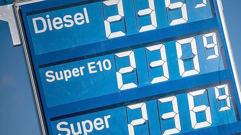 Die Spritpreise für Diesel und Benzin sind an einer Tankstelle angezeigt. Foto: Michael Kappeler/dpa