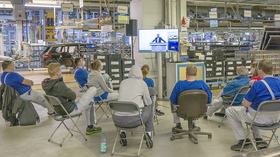 Die Betriebsversammlung fand digital statt und wurde als Live-Video in alle Fabrikbereiche übertragen.Fotos: VW Emden