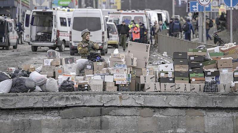 Ein ukrainischer Soldat steht in Irpin am Stadtrand von Kiew. Foto: Vadim Ghirda/AP/dpa