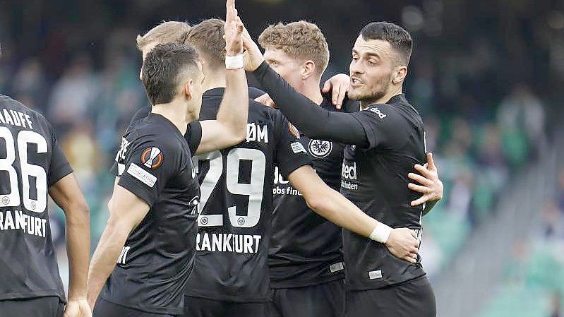 Filip Kostic von der Eintracht (r) jubelt nach seinem Treffer zum 1:0. Foto: Daniel Gonzalez Acuna/dpa