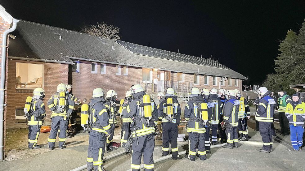 Zahlreiche Einsatzkräfte waren vor Ort. Foto: Michael Redenius, Feuerwehr Osterhusen