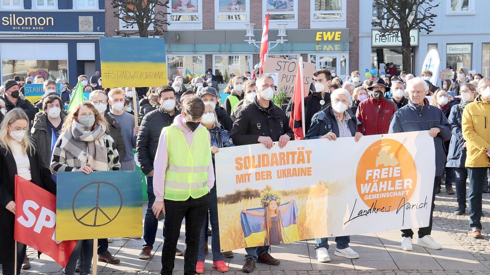 Am vergangenen Sonnabend demonstrierten auf dem Auricher Marktplatz auch Abgeordnete der Freien Wähler im Kreistag für die Ukraine. Foto: Heino Hermanns