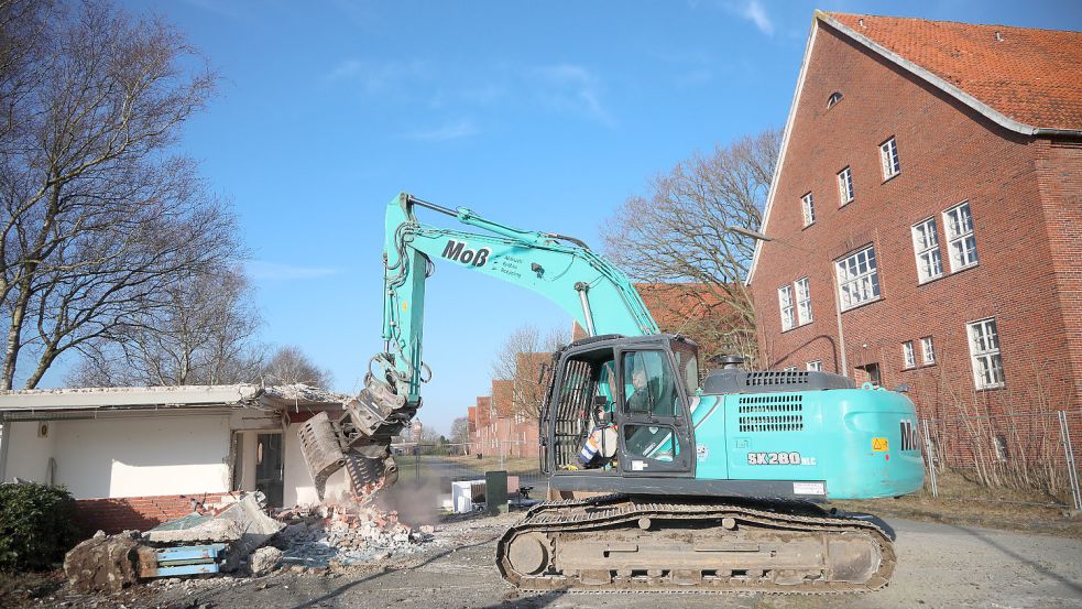 Die Abbrucharbeiten auf dem Kasernengelände schreiten voran. Am Donnerstag war die Wache am Hoheberger Weg dran. Foto: Romuald Banik