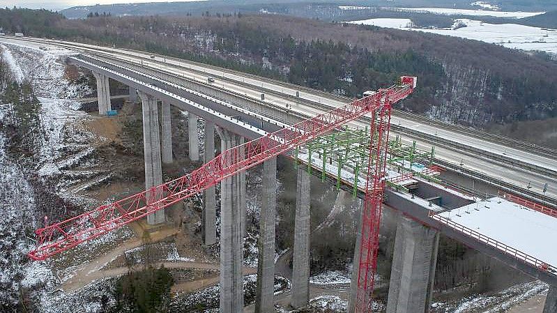 Bundesverkehrsminister Wissing plant ein Maßnahmenpaket zur schnelleren Sanierung maroder Brücken in Deutschland. Foto: Thomas Frey/dpa