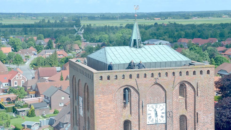 Schöne Aussicht: Trotz coronabedingter Einschränkungen bestiegen im vergangenen Jahr erstmals wieder mehr Besucher den Kirchturm in Marienhafe. Foto: Thomas Dirks