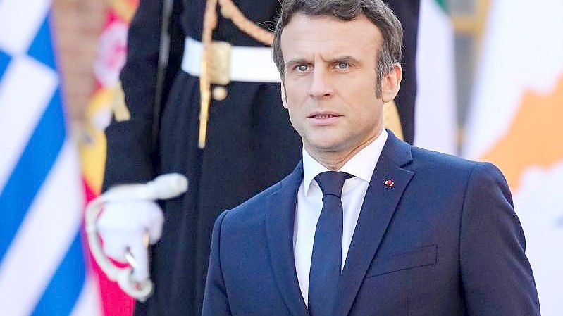 Macron will erneut mit Putin zum Krieg in der Ukraine telefonieren. Foto: Kay Nietfeld/dpa