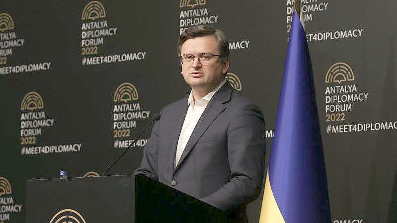 Der ukrainische Außenminister Dmytro Kuleba in Antalya. Statt der von Moskau geforderten Kapitulation gibt es aus Kiew eine Kampfansage. Foto: Uncredited/AP/dpa