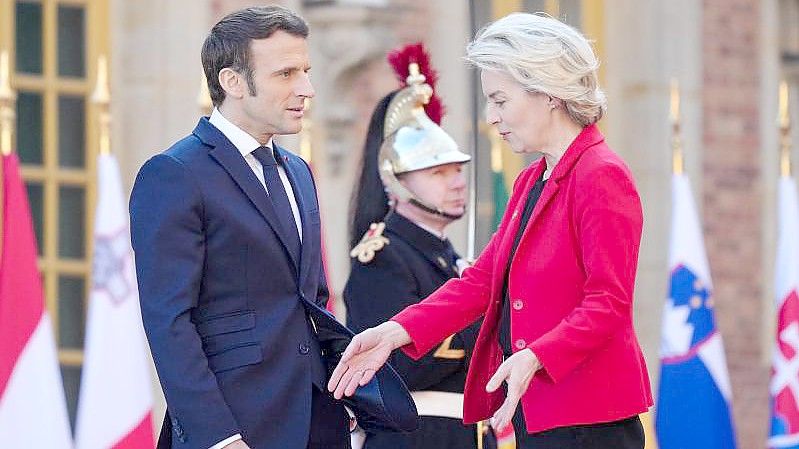 Emmanuel Macron empfängt Ursula von der Leyen in Versailles. Foto: Kay Nietfeld/dpa