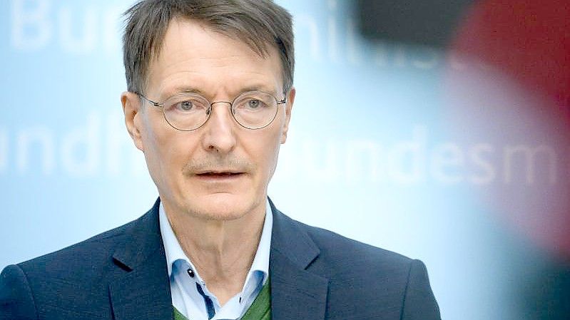 Bundesgesundheitsminister Karl Lauterbach will sich heute zur Corona-Lage äußern. Foto: Bernd von Jutrczenka/dpa