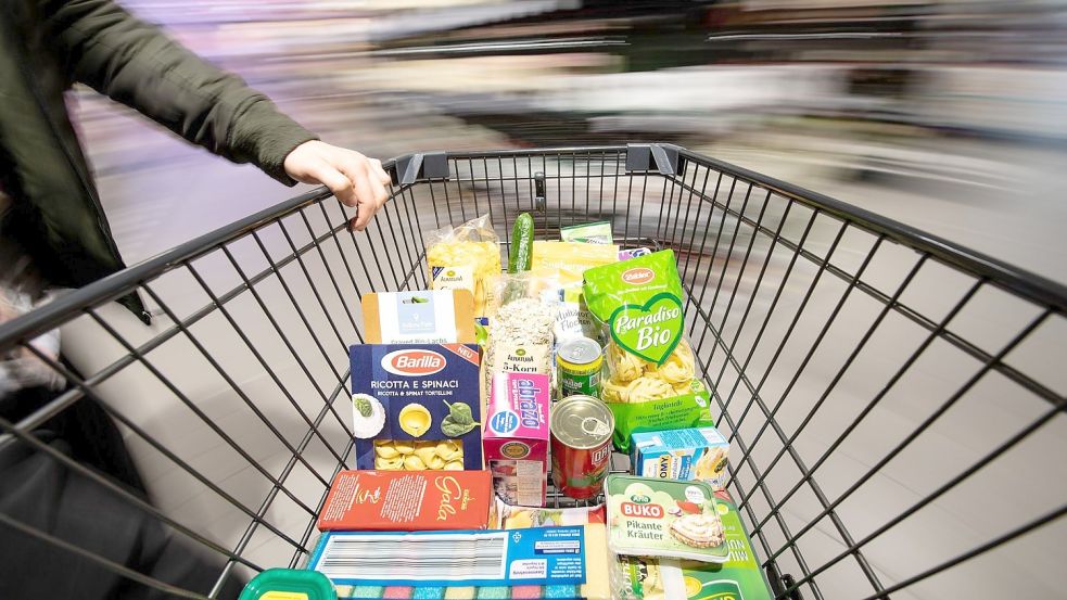 Steigende Preise für Lebensmittel: Familien sollten besonders auf Sonderangebote achten. Welche Spartipps es noch gibt. Foto: dpa/Fabian Sommer