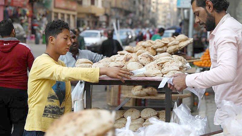 Ein Junge kauft Brot auf einem Markt in Kairo, Ägypten. Foto: Ahmed Gomaa/XinHua/dpa