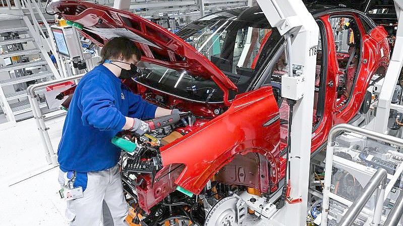 Ein ID.5 läuft im Werk von Volkswagen in Zwickau über die Linie. Foto: Hendrik Schmidt/dpa