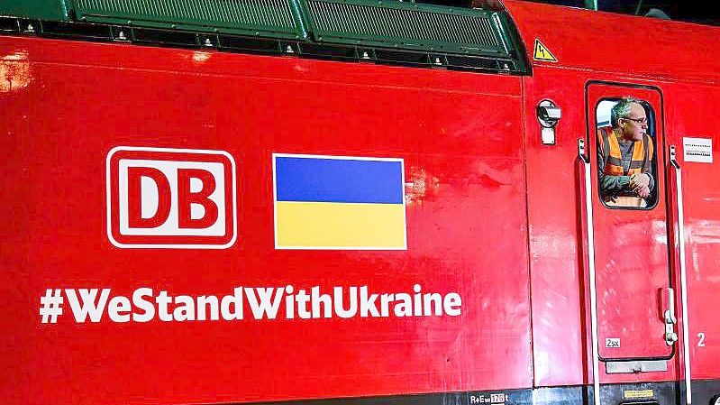 Spenden werden in Deutschland mit Lastwagen gesammelt und mit Containerzügen in die Ukraine gefahren - der Transport ist für die Spender kostenlos. Foto: Fabian Sommer/dpa