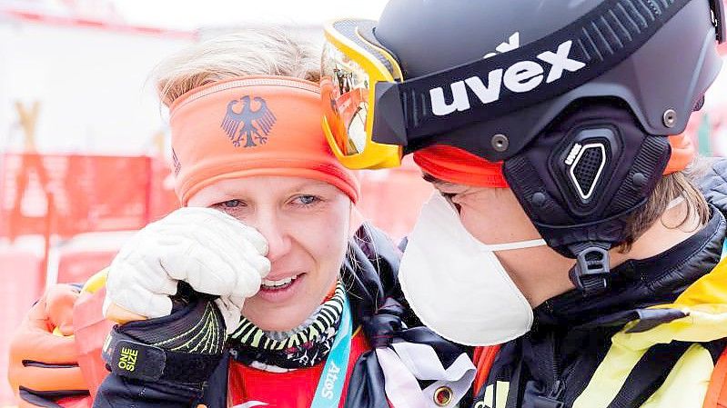 Weinte vor Freude über ihren dritten Platz: Andrea Rothfuss (l) neben Mauritz Trautner, Co-Bundestrainer Para Ski Alpin. Foto: Christoph Soeder/dpa