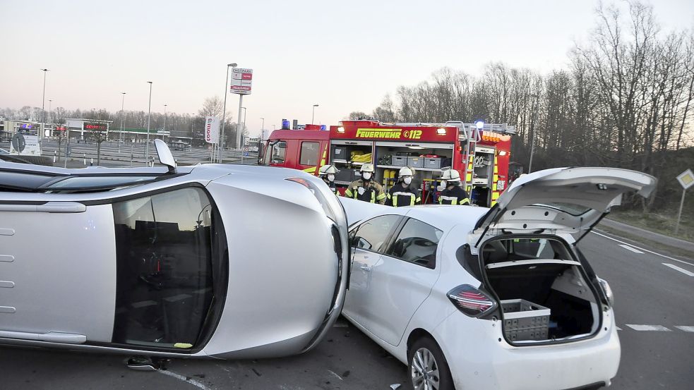 Ein Auto kippte auf die Seite. Foto: Wolters