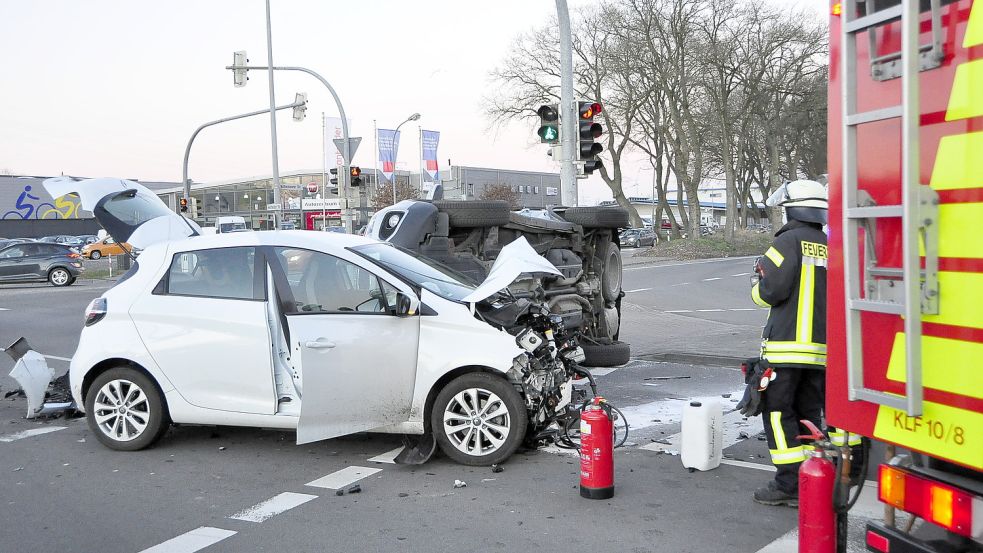 Auch die Feuerwehr wurde zu dem Einsatz gerufen. Foto: Wolters