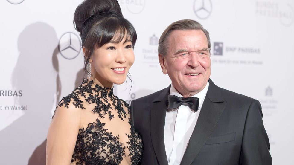 Altkanzler-Ehefrau So-yeon Schröder-Kim verteidigt ihren Mann Gerhard Schröder im Netz immer wieder gegenüber der Außenwelt. Nutzer von Twitter und Instagram bilden sich dazu ihre eigene Meinung. Foto: imago images/Sven Simon