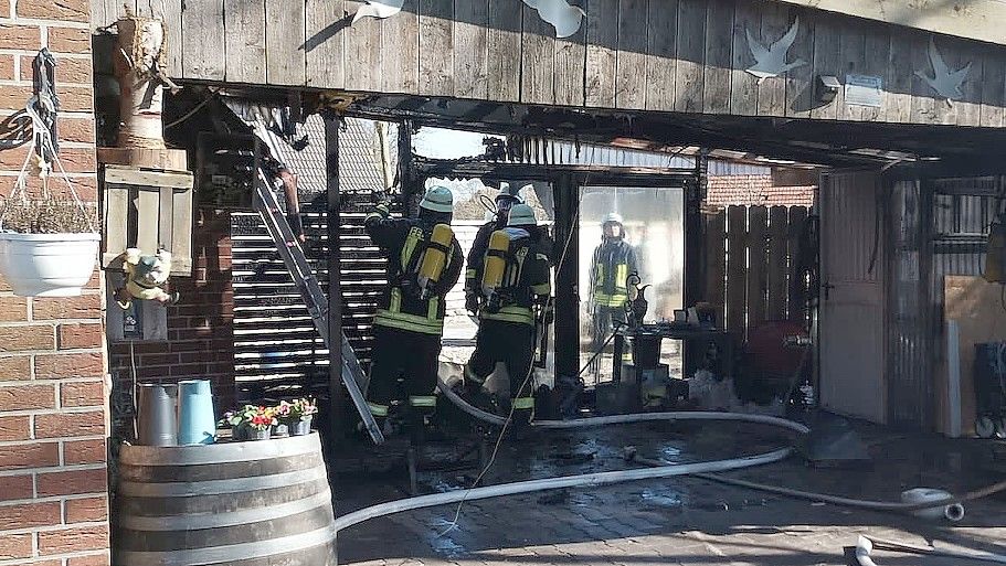 Unter Atemschutz bekämpften die Einsatzkräfte das Feuer. Foto: Manuel Goldenstein